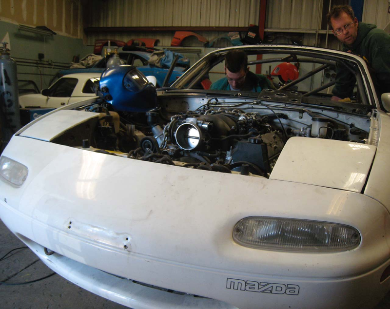 Illustration for article titled Which Would You Take: Lightweight Porsche 928 or LS1-Powered Mazda Miata?